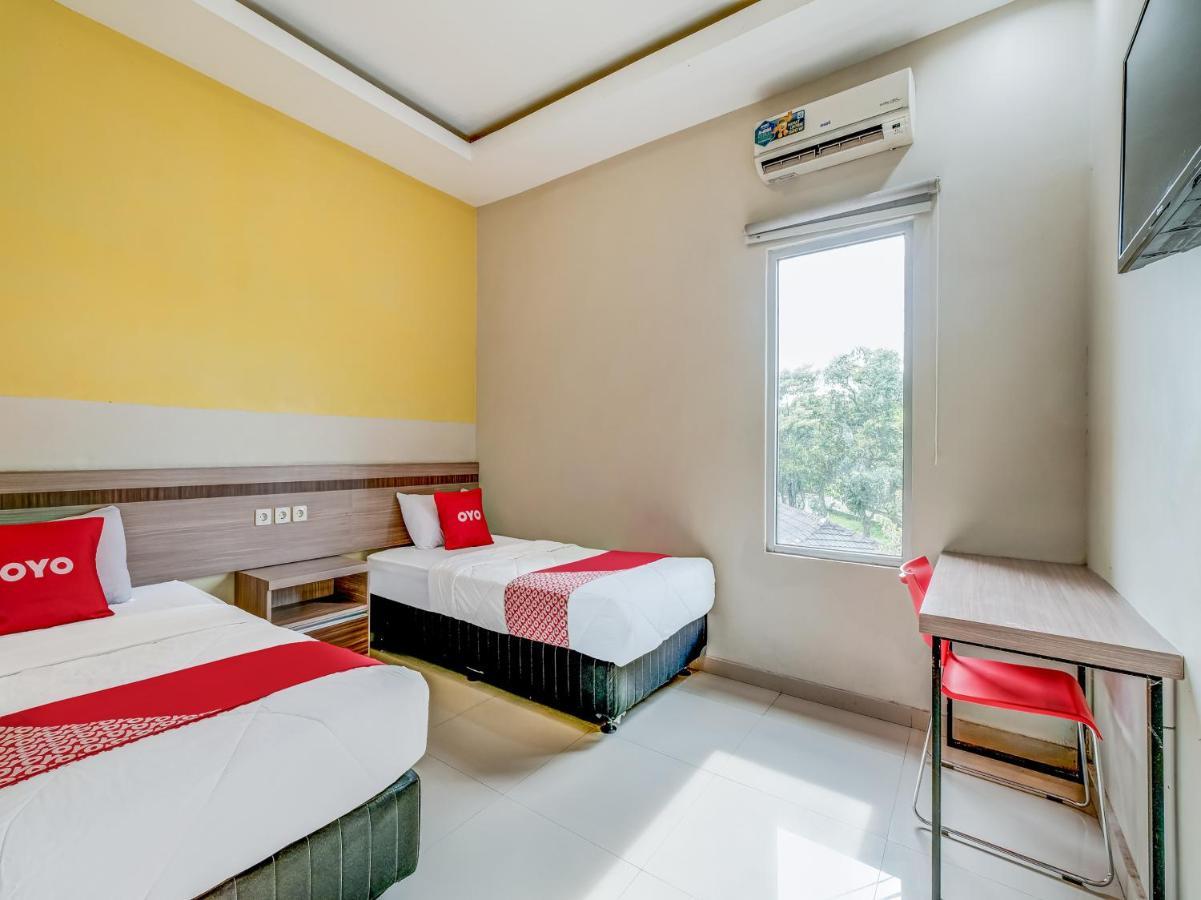 Oyo 90986 Hotel Srikandi Adisucipto Kalasan Экстерьер фото